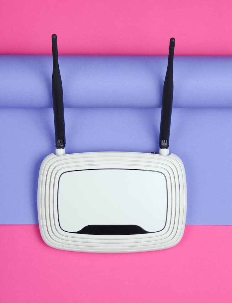 Фотография wi-fi роутер на обернутой бумаге