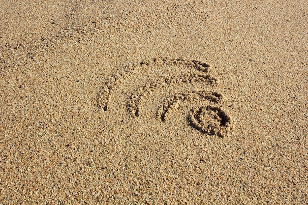 Wi-fi teken getekend in het zand