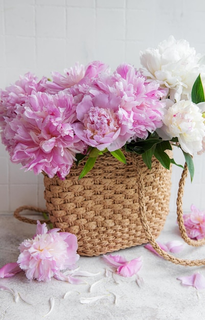 Borsa in vimini con fiori di peonia