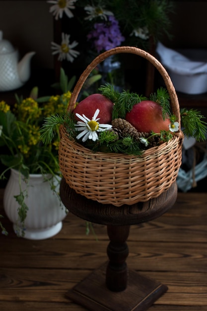 熟したトマトで満たされた籐のバスケット夏の食料品の木製の背景の静物収穫