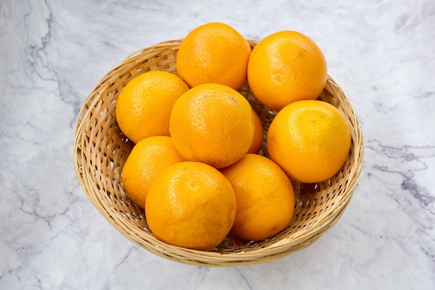 плетеная корзина со столовыми апельсинами
