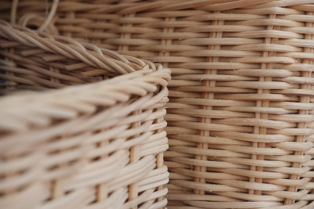 Wicker mand gemaakt van natuurlijke materialen