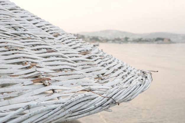 Wicker strandparaplu's bij de zee VIP recreatie concept