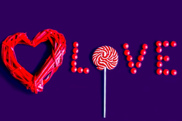 Фото Плетеное деревянное сердце и конфеты на день святого валентина