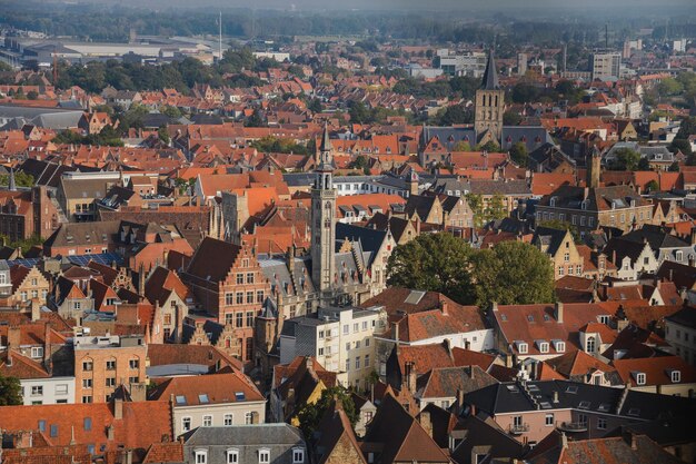 종탑 위에서 오래된 중세 유럽 도시인 BrugesxDxDxD의 거리와 지붕까지 광각 공중 파노라마 전망