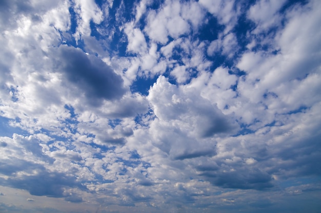 日光の背景を持つ広角青空