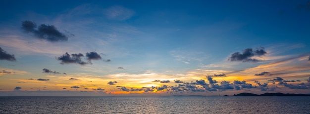 バナーの背景のチルトシフトレンズから夏の熱帯の海に美しい夕日の広角ショット