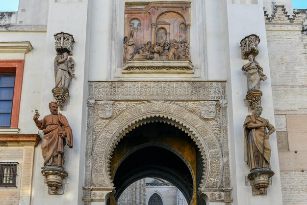 Photo wide angle view of portal el perdon or the door of forgiveness of the seville cathedral