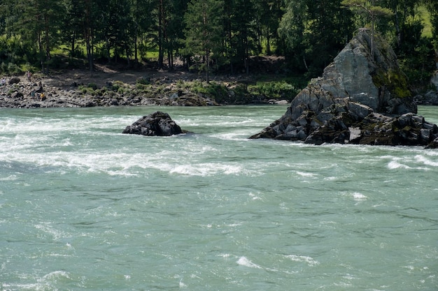 Foto un ampio fiume di montagna dalla corrente veloce