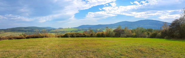 Foto ampio panorama dell'idilliaco paesaggio montano autunnale in una giornata di sole al mattino