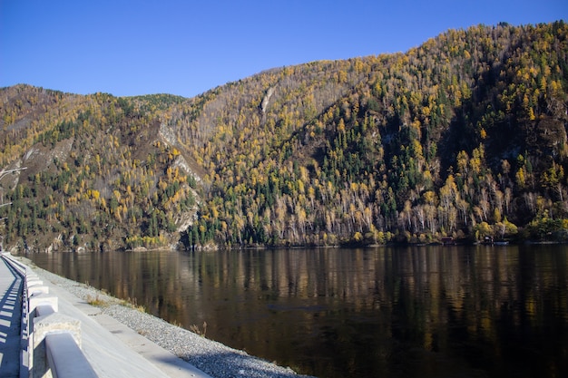 Photo a wide river that lies in the mountain valley.