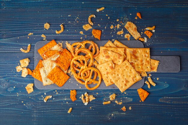 Photo wide selection of snacks  beer on wooden