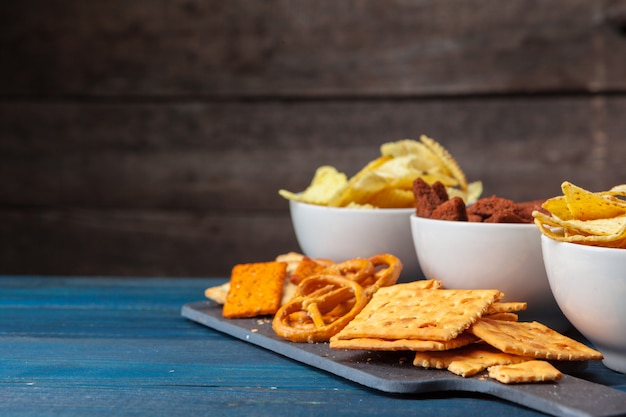 Foto ampia selezione di snack per birra