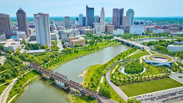 Photo wide view of city aerial with columbus ohio skyscrapers and national veterans memorial and museum