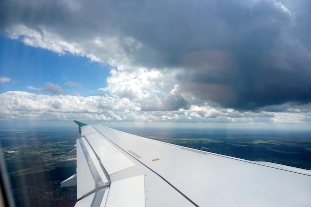 Ampia vista delle nuvole dall'alto dall'aereo