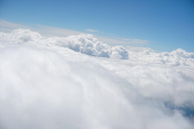 비행기에서 위에서 본 구름의 넓은 전망