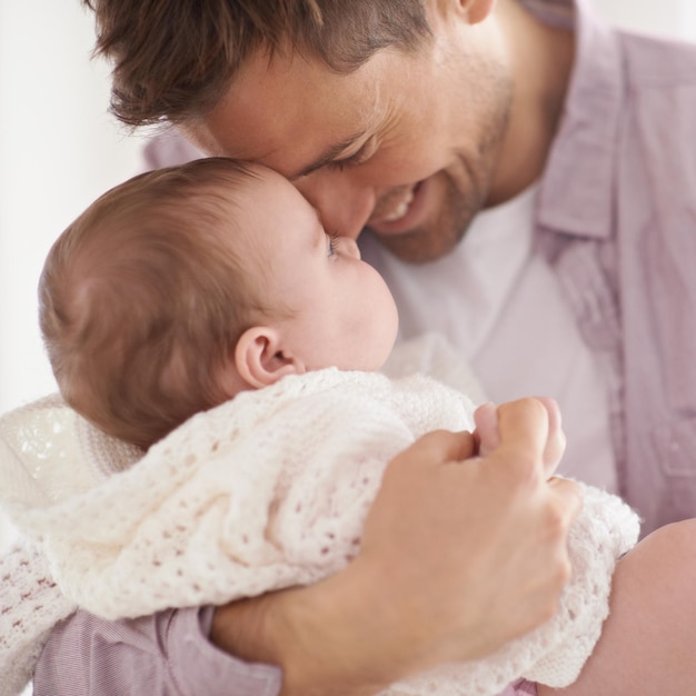 Wie is de schattigste foto van een jonge vader die zijn schattige dochtertje vasthoudt en haar genegenheid toont?
