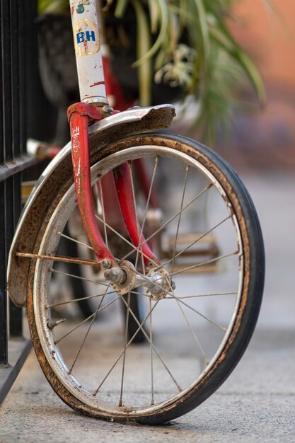 Foto wiel van een oude fiets