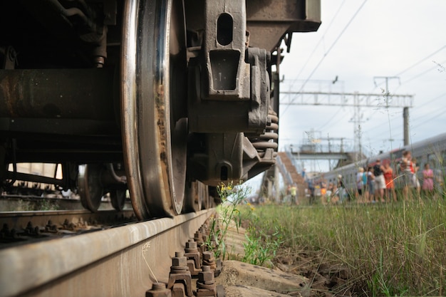 Wiel van een treinwagon die op de rails op het treinstation staat close-up