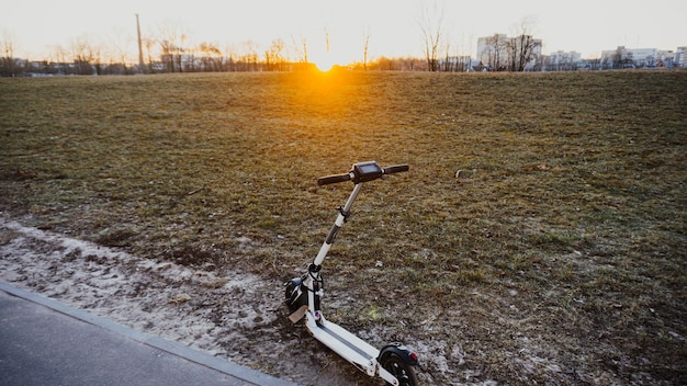 wiel van elektrische scooter op de achtergrond van de natuur