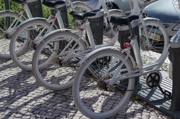 Wielen van gestalde fietsen op parkeerplaats fietsverhuur Fietsverhuurpunt Fietsverhuur is goedkoop Fietsenstalling gangbare vorm van openbaar vervoer