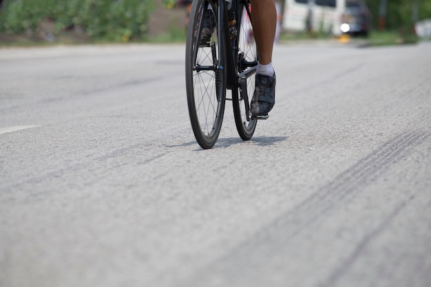 Wielerwedstrijd, fietst op een asfaltweg.