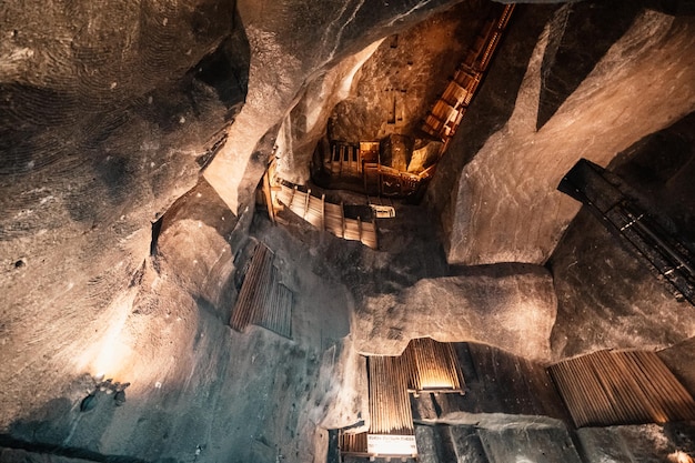 Wieliczka polen 24 oktober 2021 st kinga's kapel in de wieliczka-zoutmijn bij krakau de mijn werd geopend in de 13e eeuw en produceerde tafelzout ondergrondse gang in de wieliczka-zoutmijn geluid toevoegen