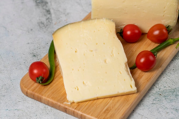 Foto wielkaas kaas gemaakt van koemelk op een houten flipchart turkse gruyere kaas close up