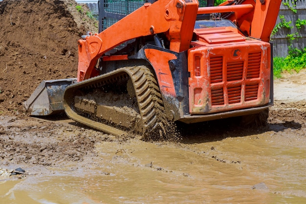 Wiellader Graafmachine met backhoe lossen aarde op eathmoving werkt bouw site steengroeve