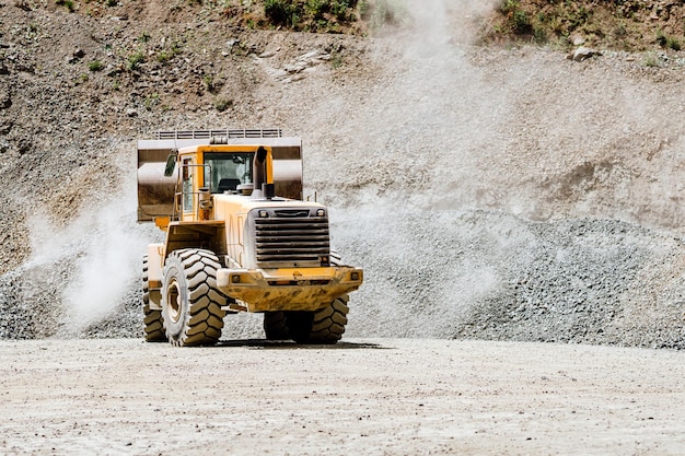 Wielladermachine die stenen laadt in de openmine ijzerertswinning