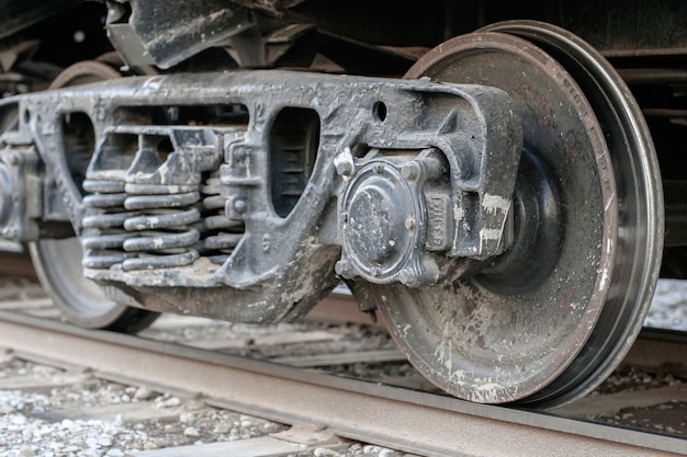 Wielpaar met veren van een goederenwagen op rails