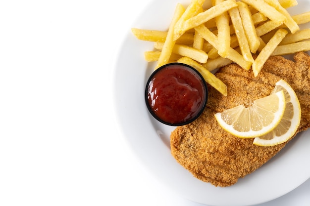 Wiener schnitzel met gebakken aardappelen geïsoleerd op een witte achtergrond