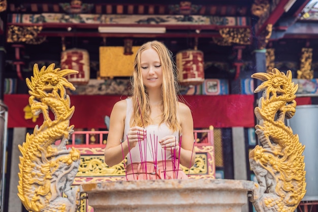 Wierookstokjes op joss stick-pot branden en roken om respect te tonen aan de Boeddha, wierookstokjes in de hand van de vrouw en rook om te bidden respect voor de Boeddha in het boeddhistische leven