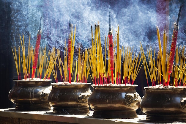 Wierookstokjes voor traditionele spirituele boeddhistische verbranding in Vietnam