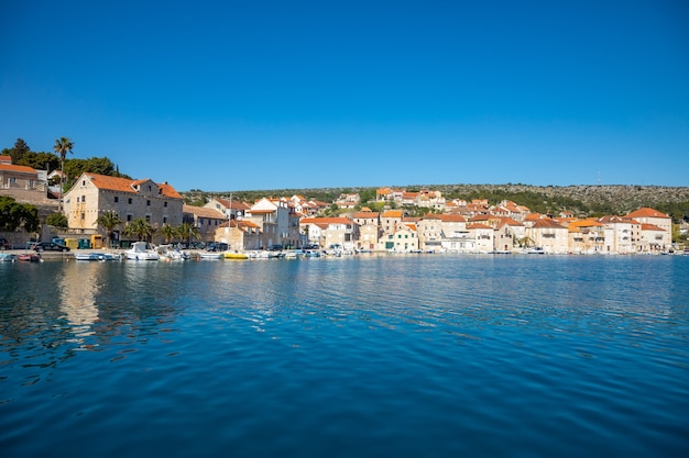 Wiew uit het water van de stad Milna in Kroatië