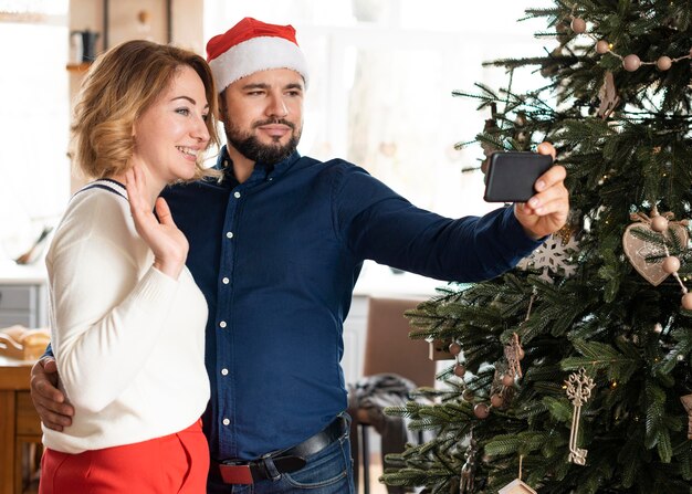 写真 妻と夫が一緒にクリスマスに自分撮りをする