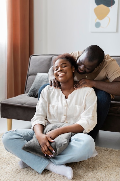 Photo wife and husband having some quality time at home