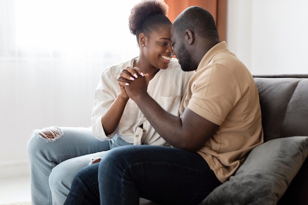 Photo wife and husband having some quality time indoors