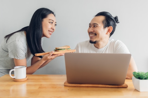 아내는 집에서 개념 작업으로 남편을 돌보고 있습니다.