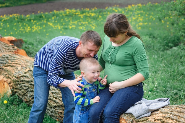 Foto moglie con suo marito e suo figlio sul picnic