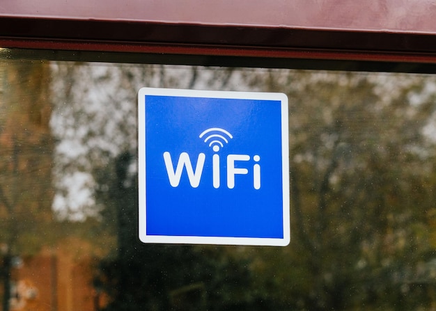 Foto wifi-bordje op een raam