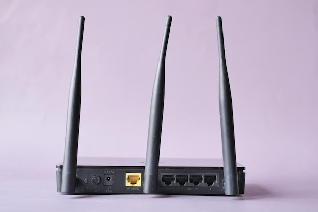 Wifi-router met kabels op tafel