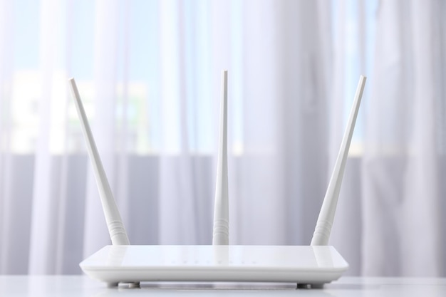 写真 明るい背景に wifi ルーターをクローズ アップ