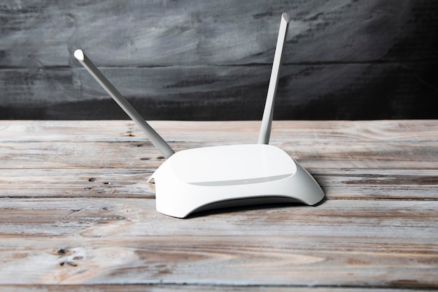 Foto wifi-router op houten achtergrond