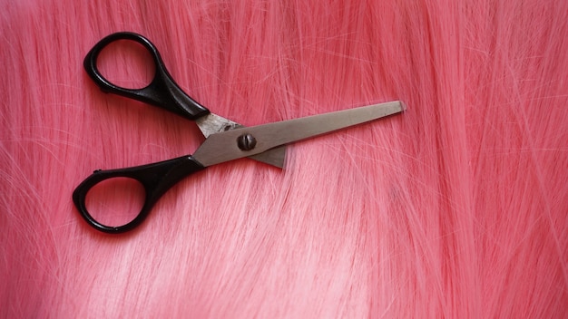 かつらとはさみ-明るいピンクのかつら-髪型の背景