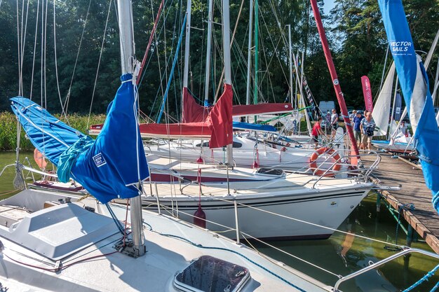 WIGRY POLEN AUGUSTUS 2019 veel jachten staan op de pier en bereiden zich voor op de regatta