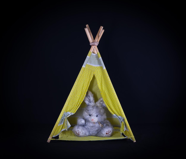 Foto wigwam per bambini su sfondo nero