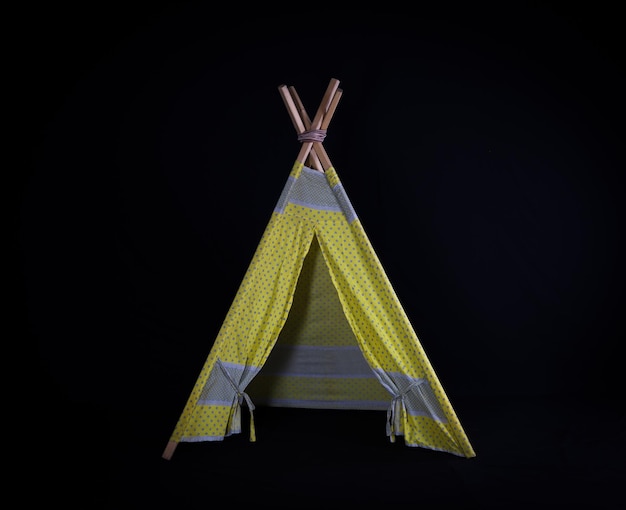 Foto wigwam per bambini su sfondo nero