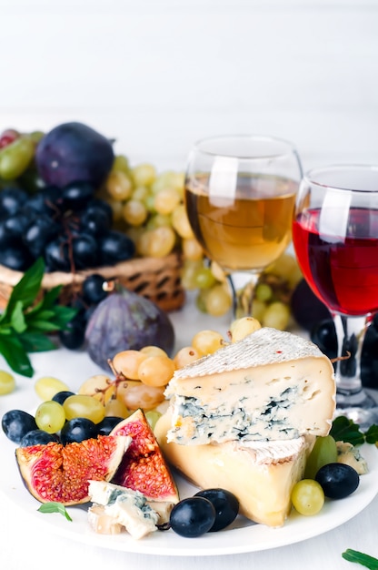 Wijn, druivenmost en kaas over wit