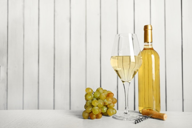 Wijn en druif op houten muurachtergrond